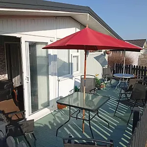 Chalet Ye Olde Wooden Seashack: Beachfront Pet-friendly Retreat, Bridlington